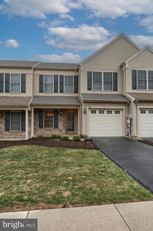 708 CREEKSIDE DR, Hummelstown, PA 17036