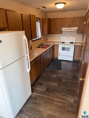 900 N Kiwanis Ave Avenue, Sioux Falls, SD 57104