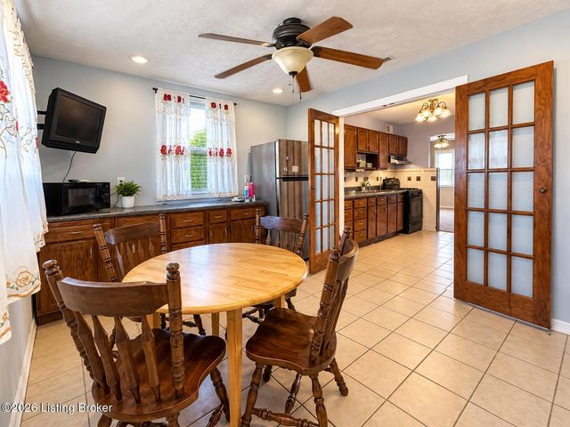 7313 Betsy Ross Dr, Louisville, KY 40272