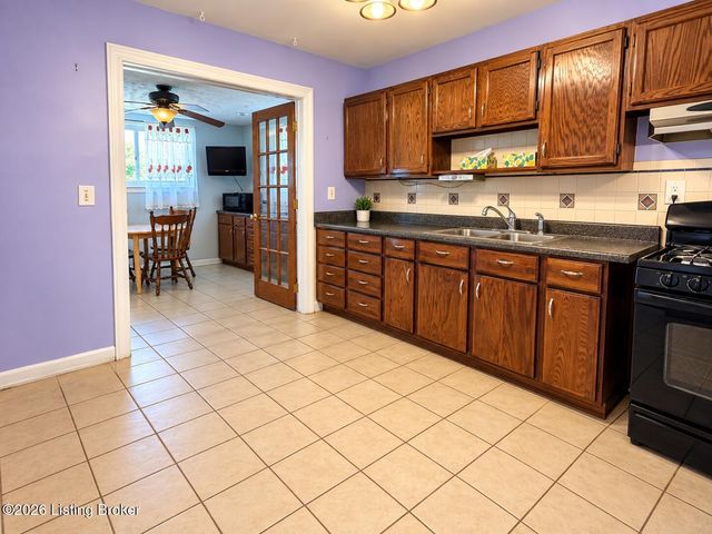 7313 Betsy Ross Dr, Louisville, KY 40272