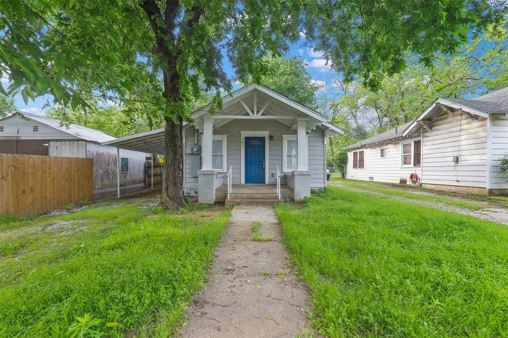 207 W Heard Street, Cleburne, TX 76033