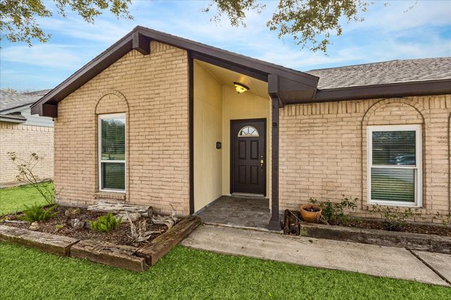 320 Creek Bend Drive, League City, TX 77573