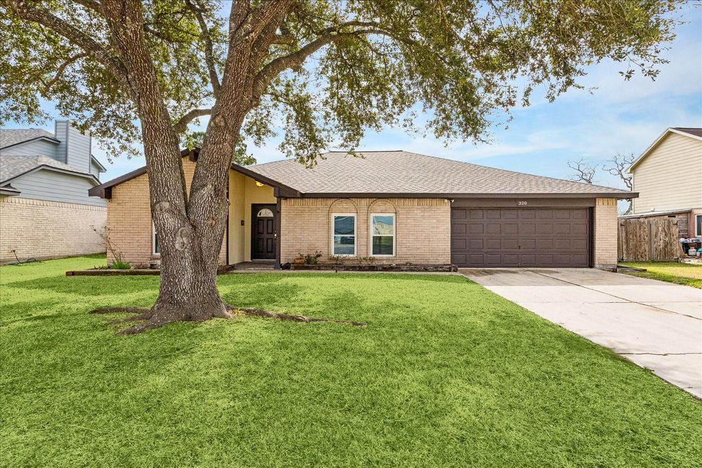 320 Creek Bend Drive, League City, TX 77573