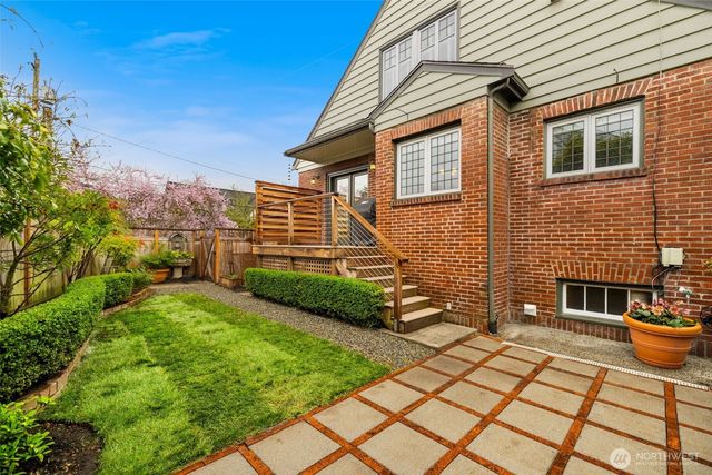 2502 E Roanoke Street, Seattle, WA 98112