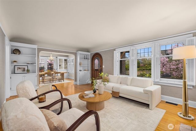 2502 E Roanoke Street, Seattle, WA 98112