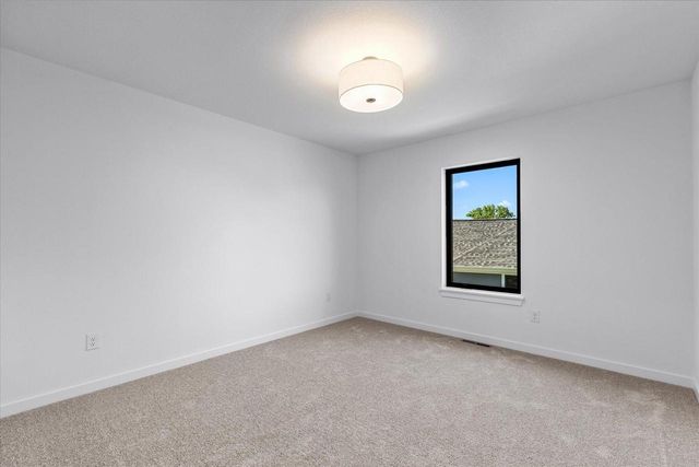 W251N2385 Valleyview CIRCLE, Pewaukee, WI 53072