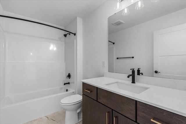W251N2385 Valleyview CIRCLE, Pewaukee, WI 53072