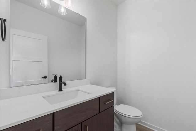 W251N2385 Valleyview CIRCLE, Pewaukee, WI 53072