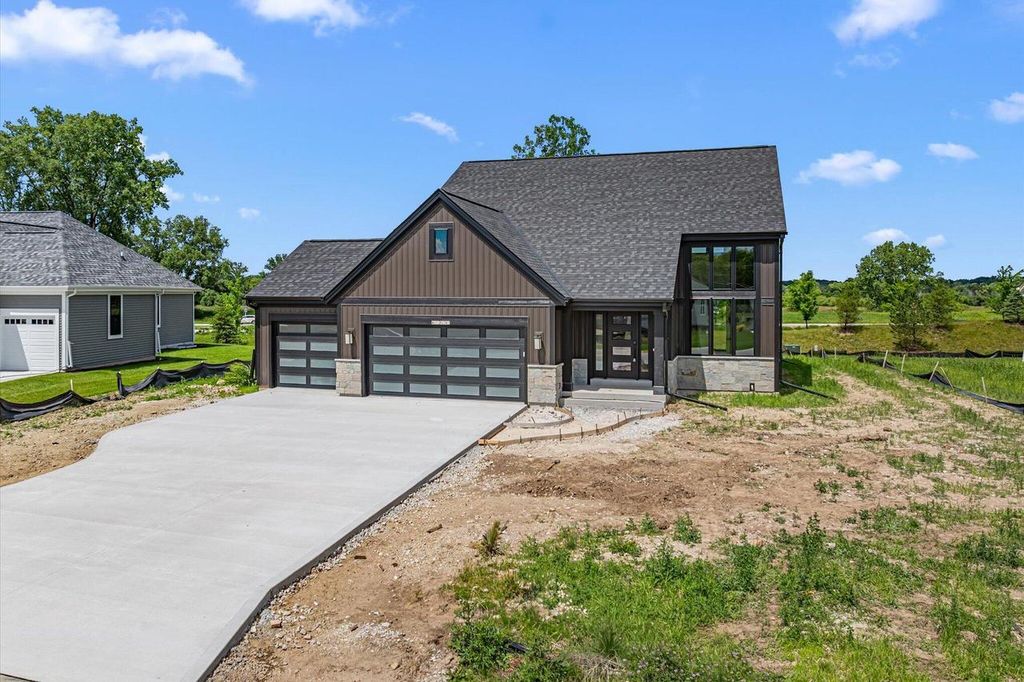 W251N2385 Valleyview CIRCLE, Pewaukee, WI 53072