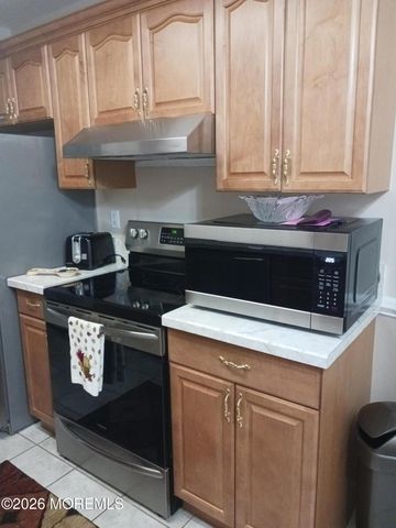 28 Meadow Green Circle F, Englishtown, NJ 07726