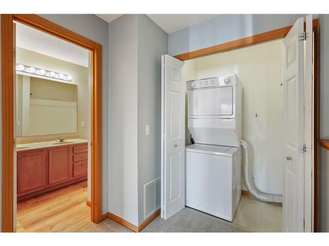 652 Willoughby Way W, Minnetonka, MN 55305