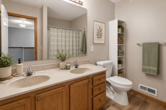 652 Willoughby Way W, Minnetonka, MN 55305