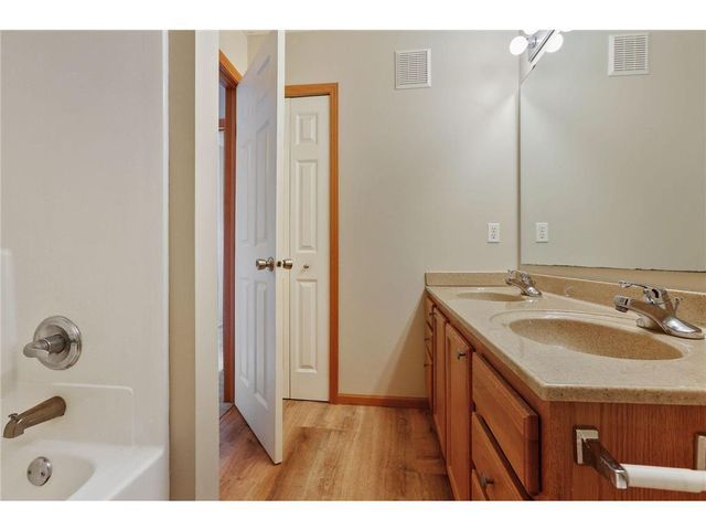 652 Willoughby Way W, Minnetonka, MN 55305