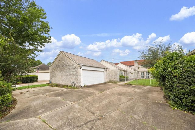 2915 Country Club Boulevard, Sugar Land, TX 77478