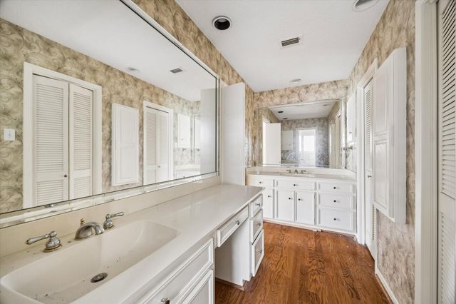 2915 Country Club Boulevard, Sugar Land, TX 77478