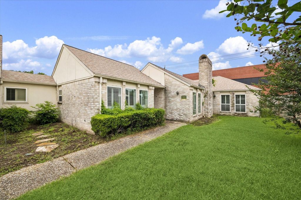 2915 Country Club Boulevard, Sugar Land, TX 77478