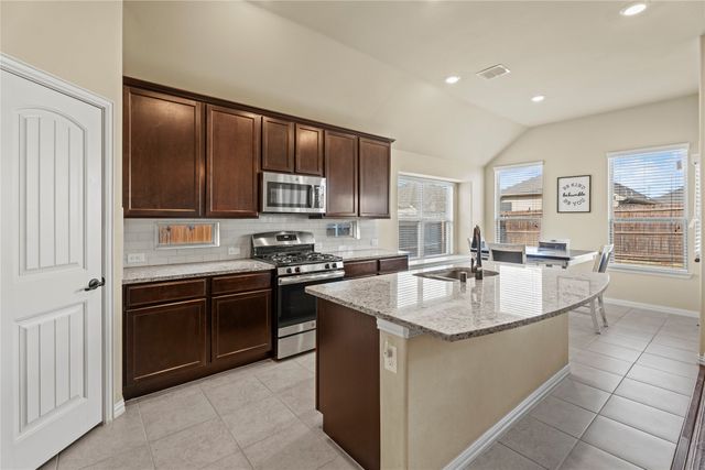 804 Skytop Drive, Fort Worth, TX 76052