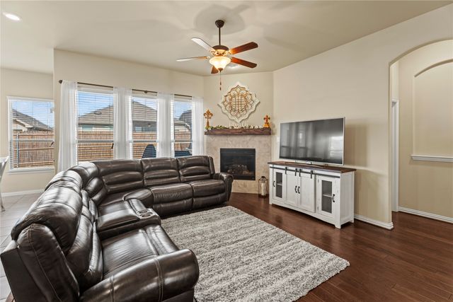 804 Skytop Drive, Fort Worth, TX 76052