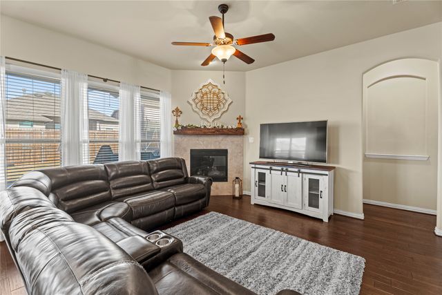 804 Skytop Drive, Fort Worth, TX 76052