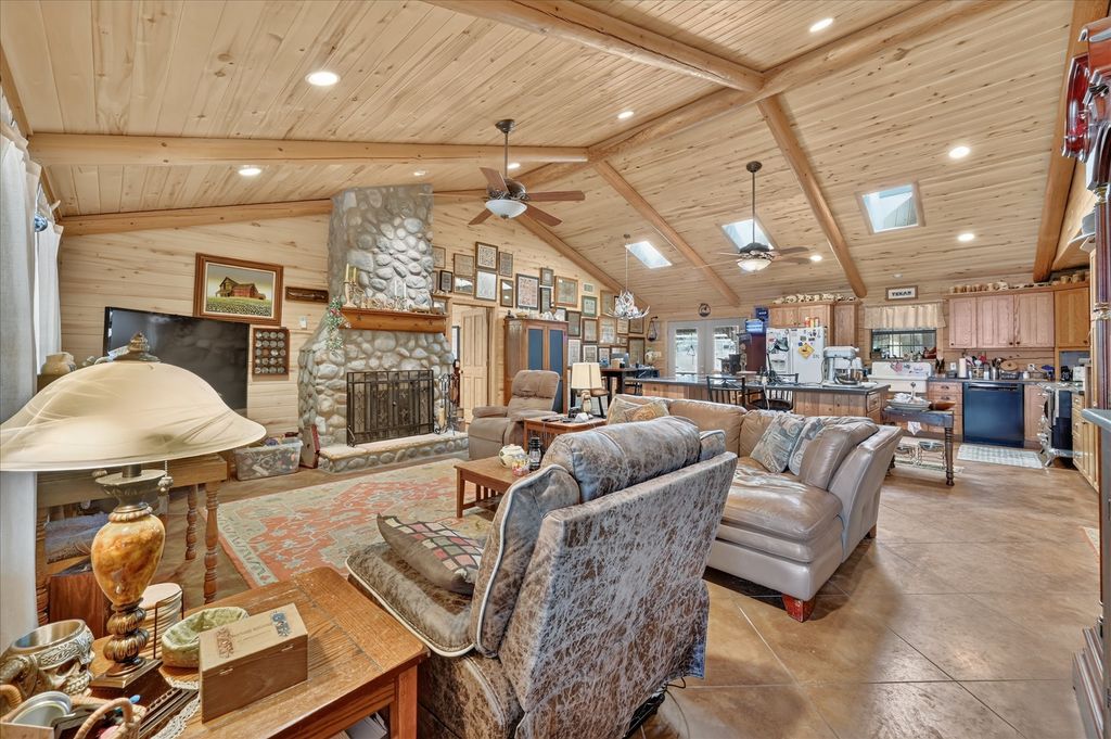 1623 Three Skillet Road, Springtown, TX 76082 — photo 5