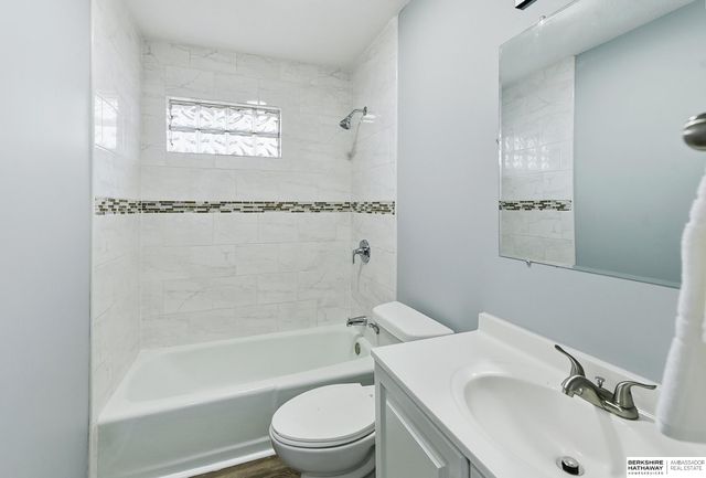 1218 Mayper Drive, Carter Lake, IA 51510