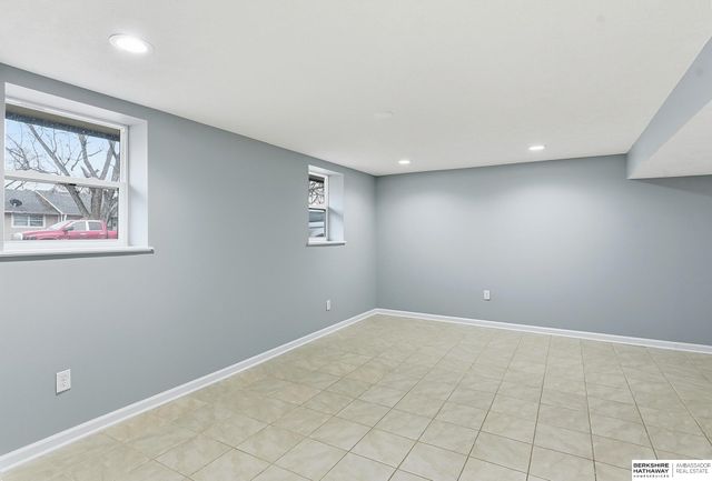 1218 Mayper Drive, Carter Lake, IA 51510