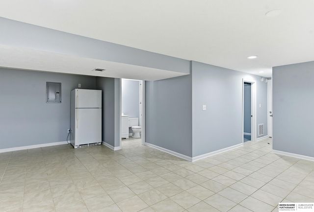 1218 Mayper Drive, Carter Lake, IA 51510