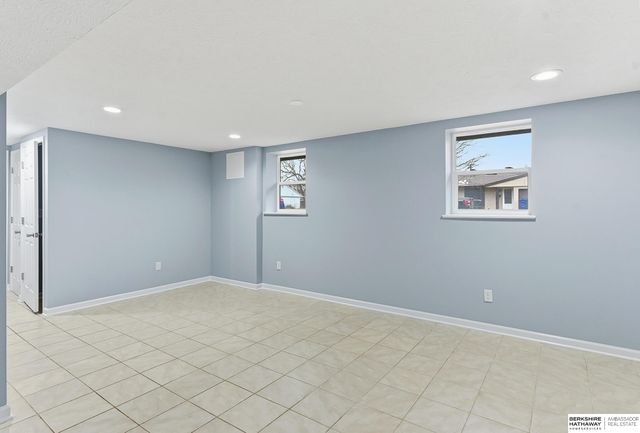 1218 Mayper Drive, Carter Lake, IA 51510