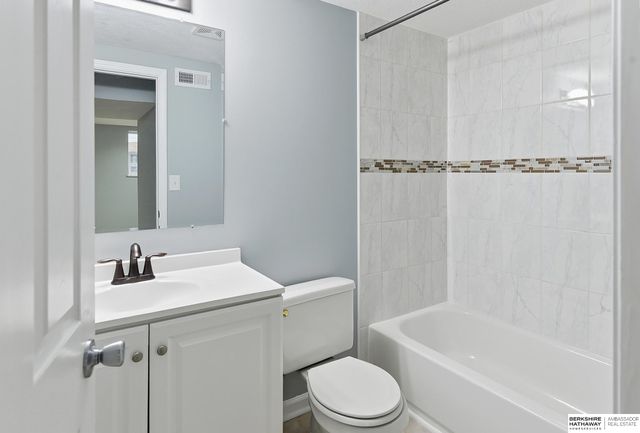 1218 Mayper Drive, Carter Lake, IA 51510