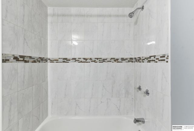 1218 Mayper Drive, Carter Lake, IA 51510