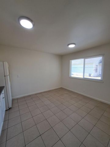 382 N Glenn Ave, Fresno, CA 93701