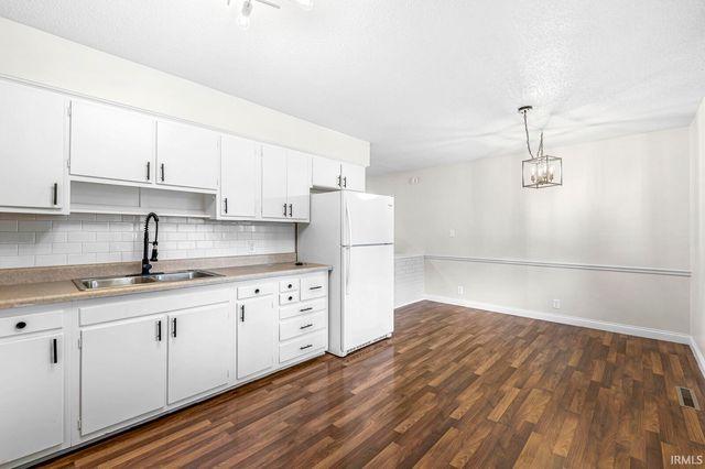 3903 Roxebury Plaza, South Bend, IN 46628