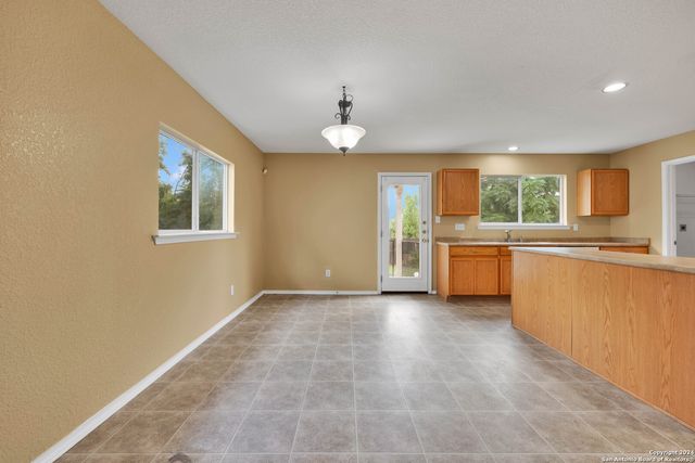8811 Laguna Fls, San Antonio, TX 78251