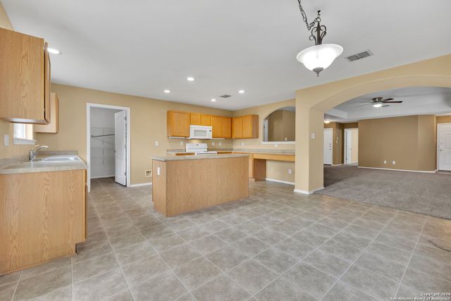 8811 Laguna Fls, San Antonio, TX 78251