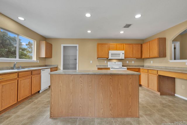 8811 Laguna Fls, San Antonio, TX 78251
