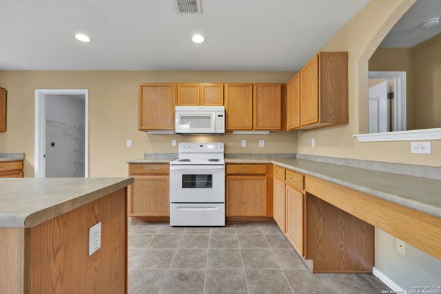 8811 Laguna Fls, San Antonio, TX 78251