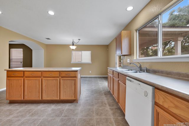 8811 Laguna Fls, San Antonio, TX 78251