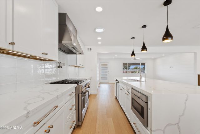 8515 N 13th Place, Phoenix, AZ 85020