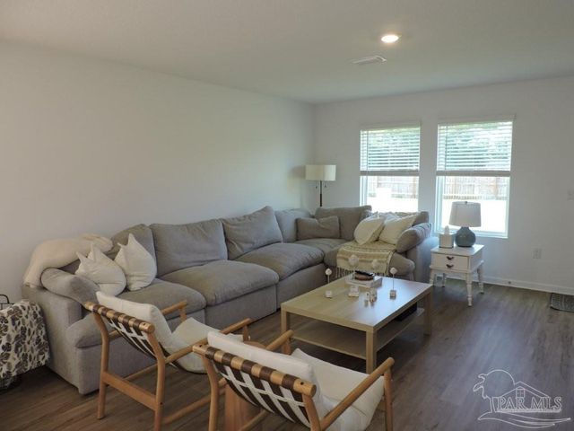 4664 Carlstrom Ln, Pensacola, FL 32507