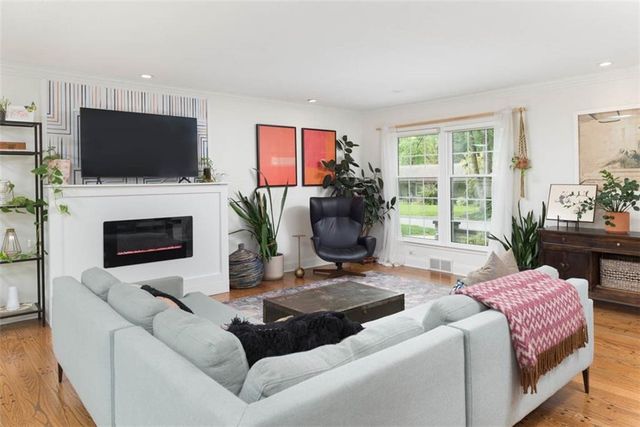 2016 W 83rd Terrace, Leawood, KS 66206