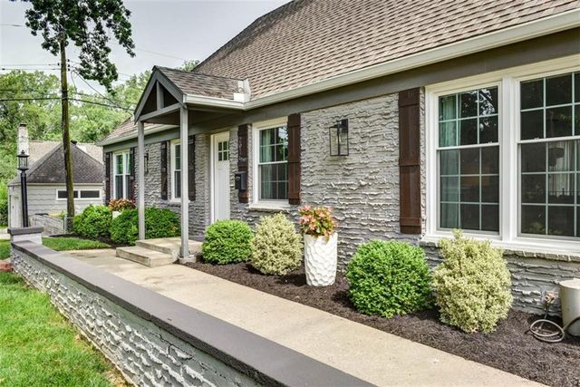 2016 W 83rd Terrace, Leawood, KS 66206