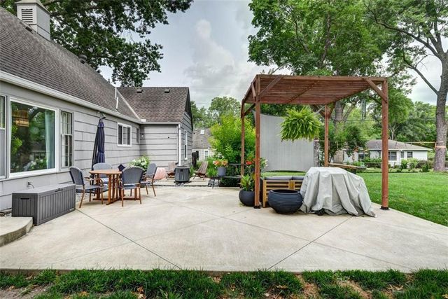 2016 W 83rd Terrace, Leawood, KS 66206