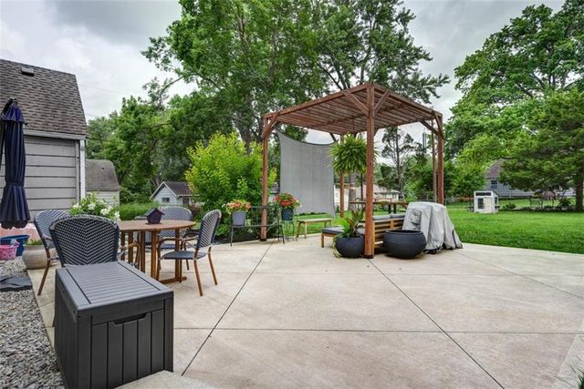 2016 W 83rd Terrace, Leawood, KS 66206
