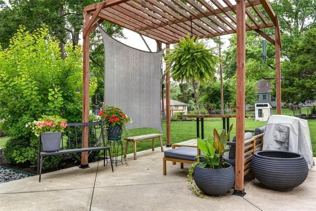 2016 W 83rd Terrace, Leawood, KS 66206