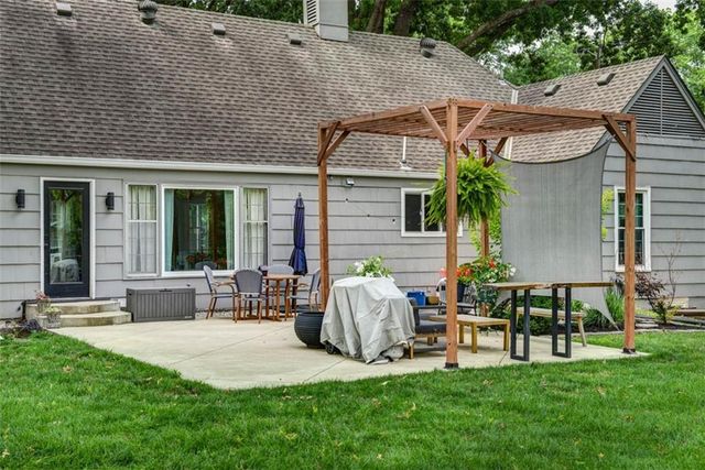2016 W 83rd Terrace, Leawood, KS 66206