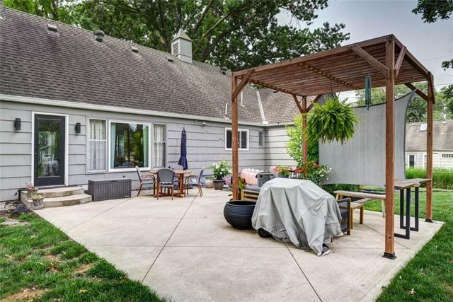2016 W 83rd Terrace, Leawood, KS 66206