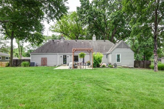 2016 W 83rd Terrace, Leawood, KS 66206