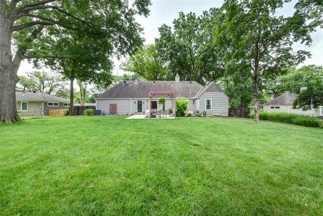 2016 W 83rd Terrace, Leawood, KS 66206