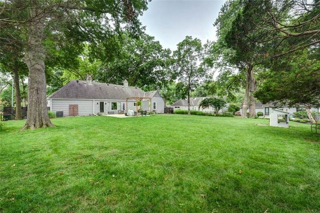 2016 W 83rd Terrace, Leawood, KS 66206