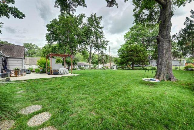2016 W 83rd Terrace, Leawood, KS 66206